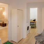 Homey Luxury- Entire House, Free Parking, Yard