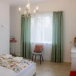 Appartement Homey Luxury- Entire House, Free Parking, Yard *