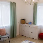 Homey Luxury- Entire House, Free Parking, Yard