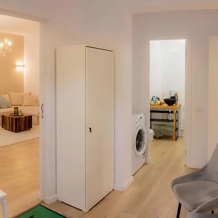 Homey Luxury- Entire House, Free Parking, Yard