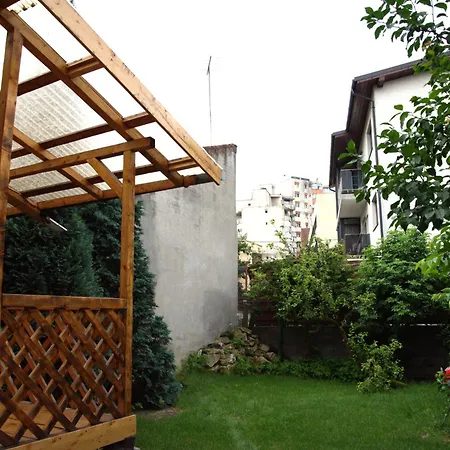 Homey Luxury- Entire House, Free Parking, Yard Apartment