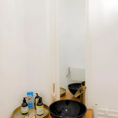 Homey Luxury- Entire House, Free Parking, Yard Apartment *