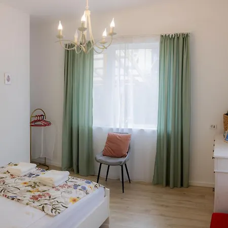 Apartament Homey Luxury- Entire House, Free Parking, Yard *