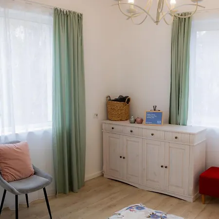 Homey Luxury- Entire House, Free Parking, Yard