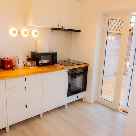 Homey Luxury- Entire House, Free Parking, Yard Apartment *