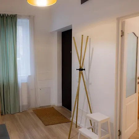 Apartament Homey Luxury- Entire House, Free Parking, Yard *