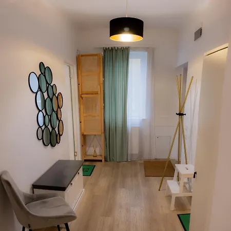 Homey Luxury- Entire House, Free Parking, Yard