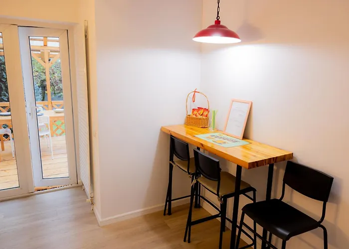 Homey Luxury- Entire House, Free Parking, Yard *