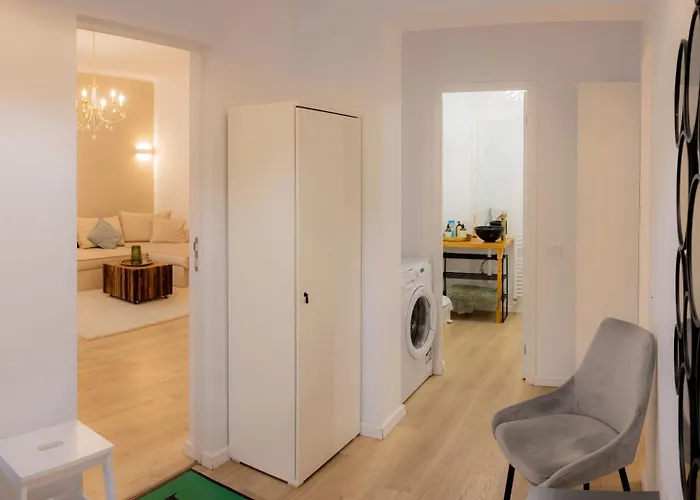 Homey Luxury- Entire House, Free Parking, Yard