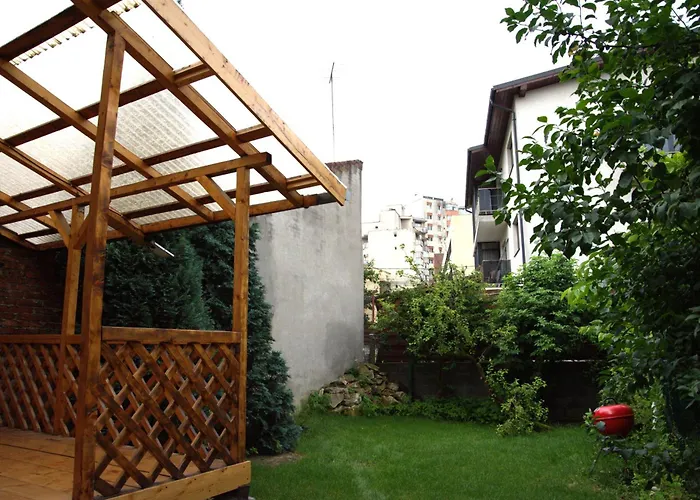 Homey Luxury- Entire House, Free Parking, Yard דירה