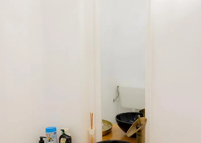 Homey Luxury- Entire House, Free Parking, Yard דירה *