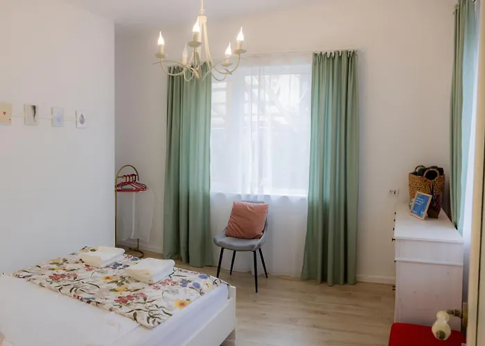 דירה Homey Luxury- Entire House, Free Parking, Yard *