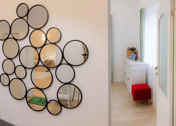 Homey Luxury- Entire House, Free Parking, Yard *