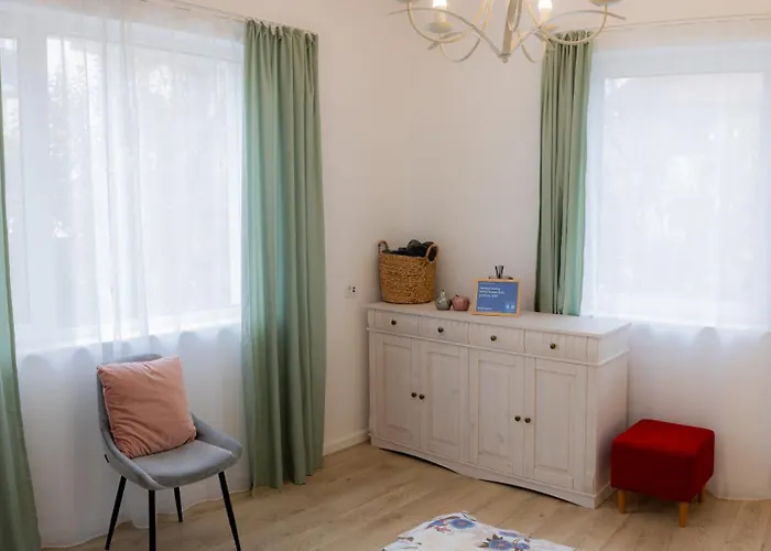 Homey Luxury- Entire House, Free Parking, Yard