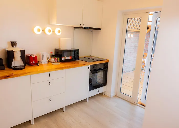 Homey Luxury- Entire House, Free Parking, Yard דירה *