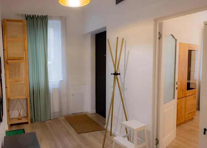 דירה Homey Luxury- Entire House, Free Parking, Yard *