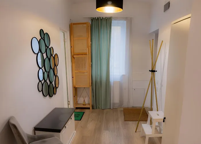 Homey Luxury- Entire House, Free Parking, Yard